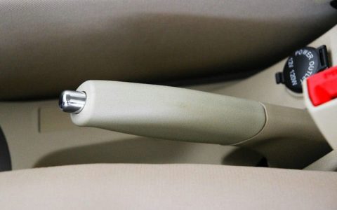 行车时手刹要放下还是拉上