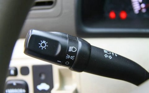 尾灯是哪个开关控制