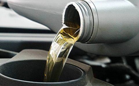 发动机机油压力过低还能开吗