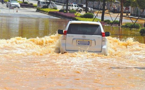 车停在路边被水淹了怎么办