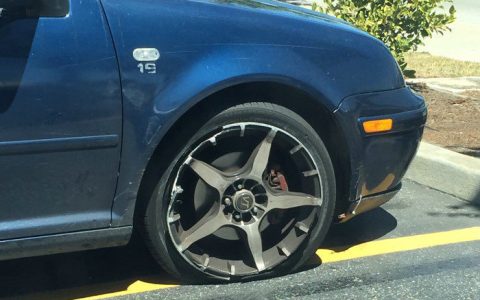 车胎爆了继续开了一段轮毂坏不坏