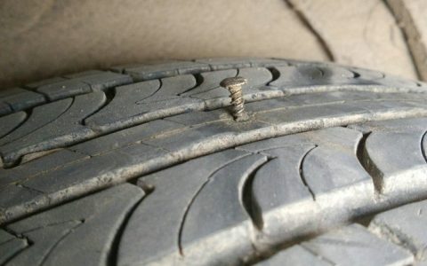 轮胎被扎了还能开吗