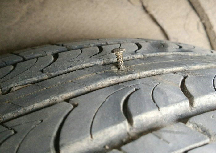 轮胎被扎了还能开吗