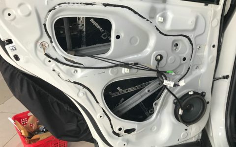 车门重音共振怎么解决