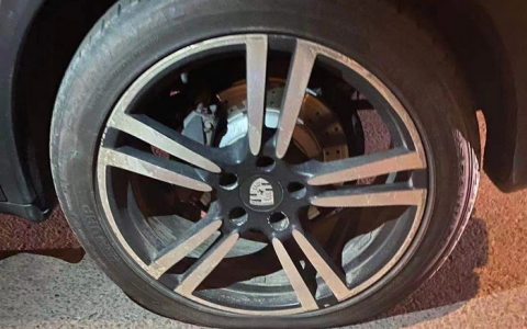 高速上车爆胎了怎么办