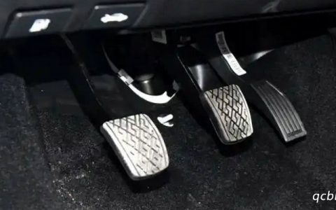 手动挡先松离合还是先加油门