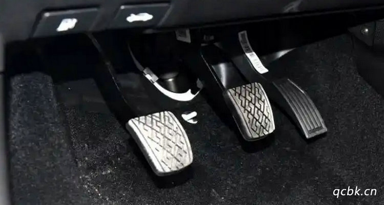 手动挡先松离合还是先加油门