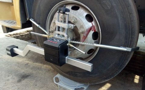 大车四轮定位多少钱