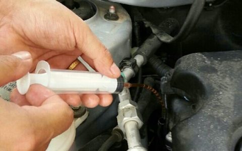 汽车抽机油最简单的方法