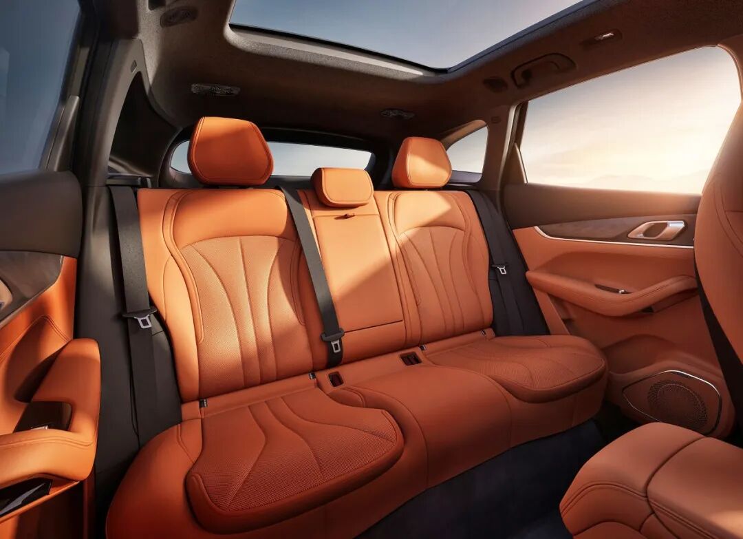 吉利银河 M7 杀疯了！米兰发布的中式美学 SUV，1730km 续航 + Flyme Auto，定价成关键