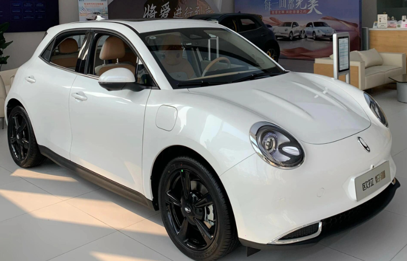 10 万预算买车别乱冲！5 款爆款新能源车实测，真香还是减配？看完再下单