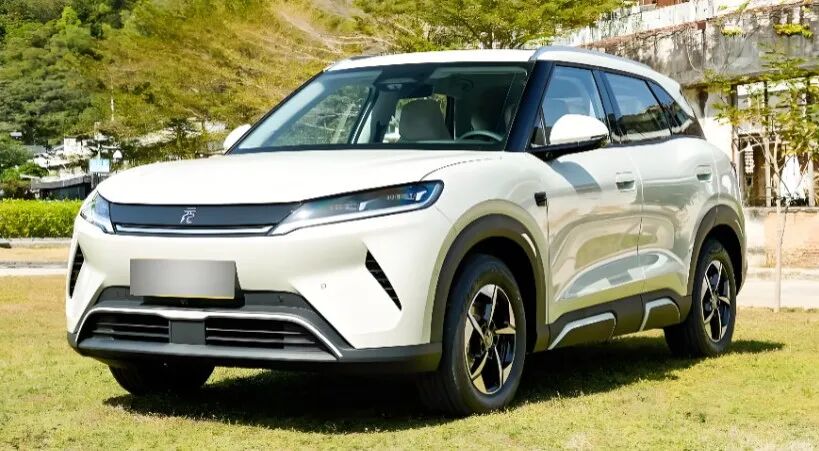 10 万预算买车别乱冲！5 款爆款新能源车实测，真香还是减配？看完再下单