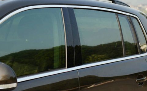 车窗亮条有白色斑点怎么办