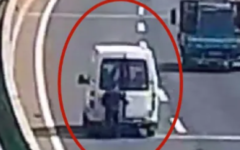 害人害己！司机快车道违停50多秒致多车追尾：罚款200元记9分