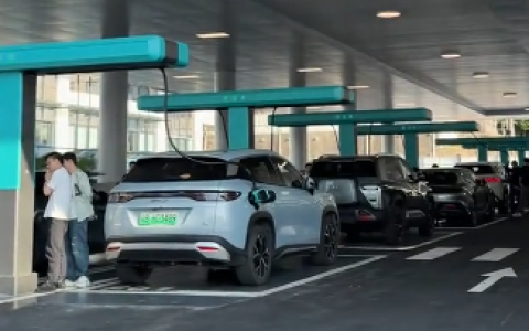 比亚迪坪山总部加油站开业：业务火爆 繁忙程度超传统油站