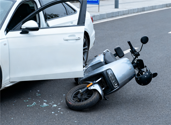 路人被“开门杀”撞成九级伤残 司机和乘客谁需担责：法院给说法