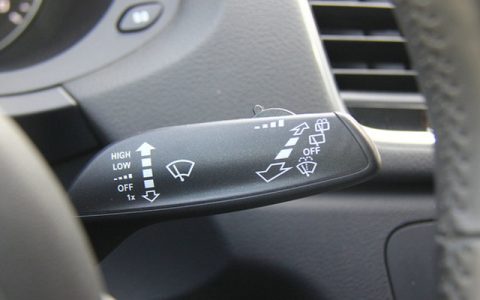 雨刮器关了还是会动