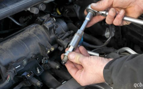 火花塞的更换周期和火花塞的材质有关吗