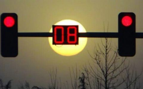 等红灯时一直踩着刹车好不好