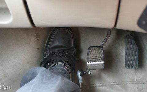 离合和油门一起踩会有什么后果