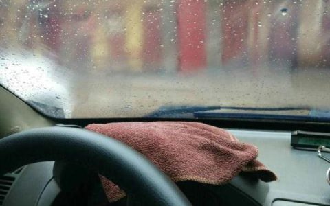 冬天车内的玻璃起雾怎么办