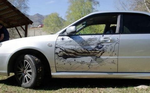 车刮花了怎么修复