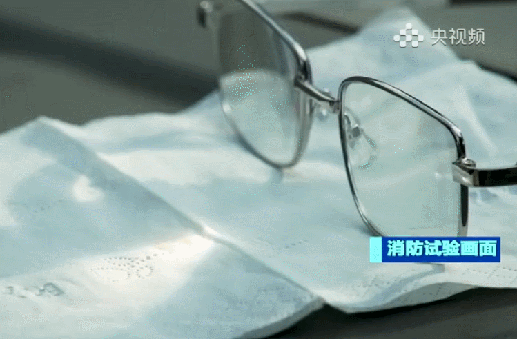 车内给对讲机充电惹祸：挡风玻璃裂成“蛛网” 中控被烧出大洞！