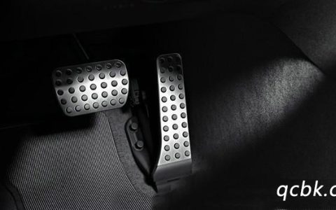 自动挡刹车和油门位置在哪里