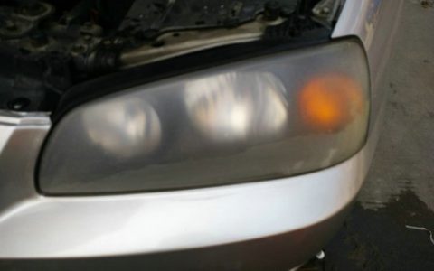 汽车大灯发黄怎么翻新