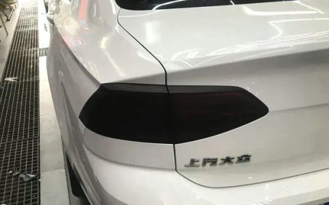 尾灯贴熏黑膜违法吗