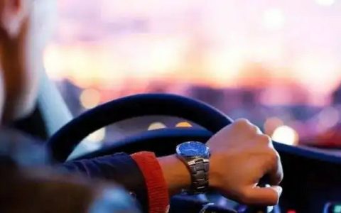 开车怎么对准路中间的车道