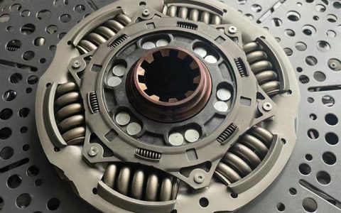 离合器冒烟烧焦的味道还能用吗