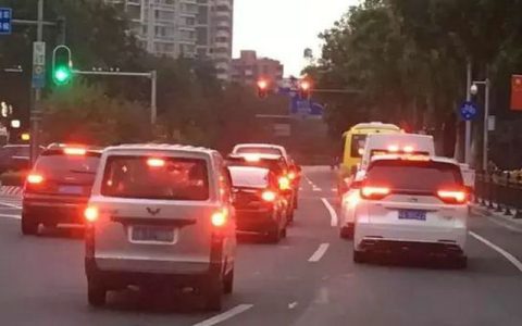 等红灯时挂D档还是N档