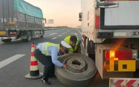 高速上爆胎怎么办