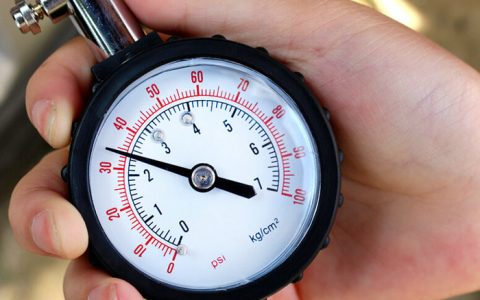 汽车胎压监测灯亮了怎么消除