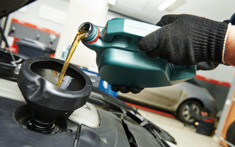 汽车机油量不足还能继续开吗