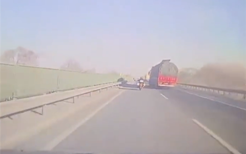 高速上半挂两次恶意别摩托车 官方回应：已找到涉事司机 全责！