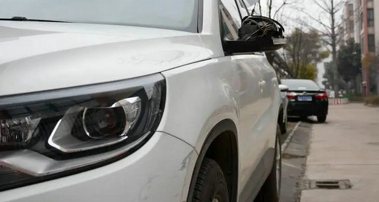 车子停在路边被刮到了应该怎么处理