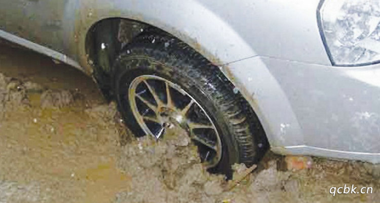 车子陷入泥坑怎么办