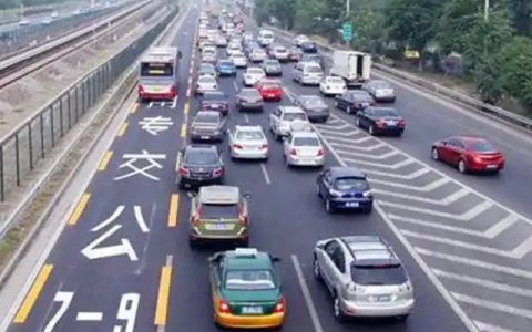 小汽车走公交车道扣几分