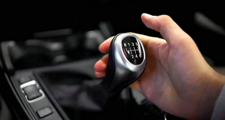 手动挡停车正确方法 手动挡停车怎么停