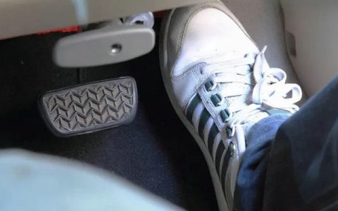 踩刹车前必须踩离合吗