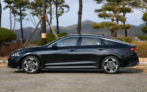 东风起亚k5是b级车吗