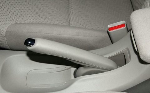 忘记拉手刹开车有什么影响