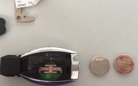 奔驰钥匙电池是什么型号