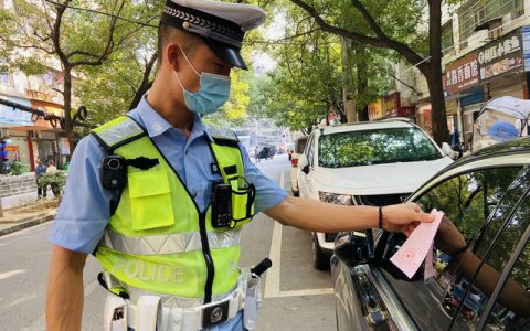 在路边停车被交警贴罚单了怎么办