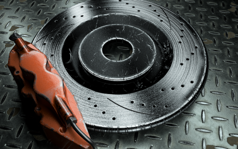 刹车盘有凹槽需要更换吗