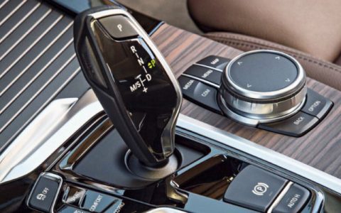 自动挡汽车启动正确步骤