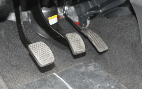 新手怎样踩离合器不熄火