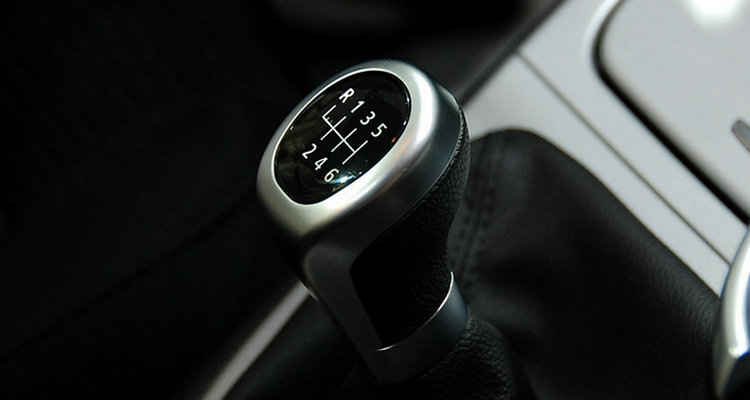 手动挡倒车怎么操作